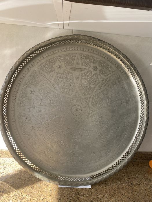 Mesa de metal com tabuleiro