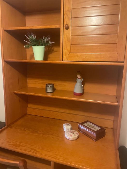 Mobília de quarto com 2 camas de solteiro e secretária