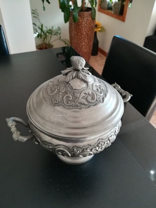 Terrina em estanho