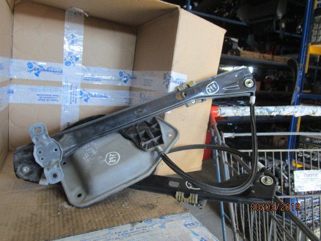 Elevador vidros frente esquerdo VOLKSWAGEN Golf V (1K1)