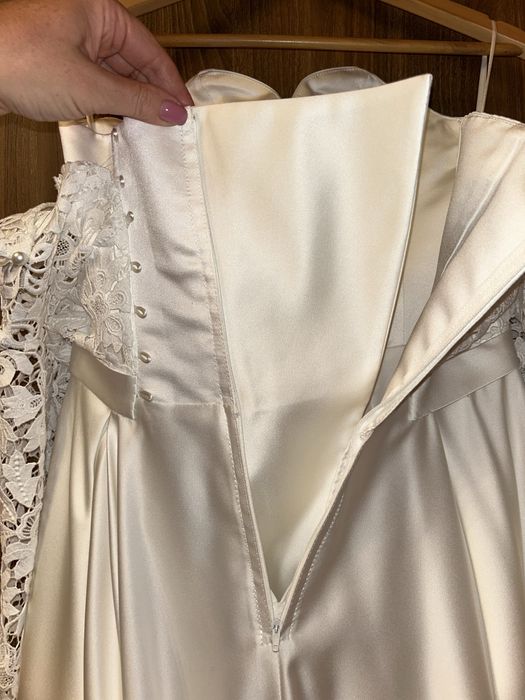 Весільна вишукана сукня