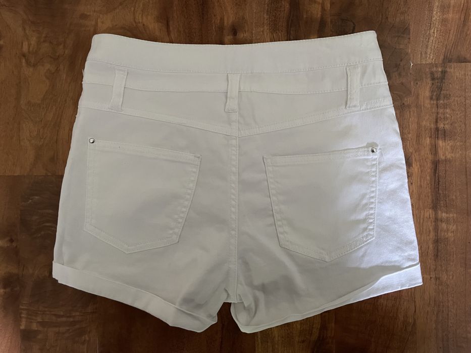 Białe szorty z wysokim stanem