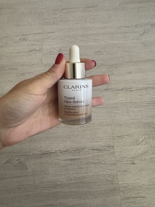 Clarins Tinted Oleo-Serum, тогальга основа для обличчя об'ємом 30 мл.