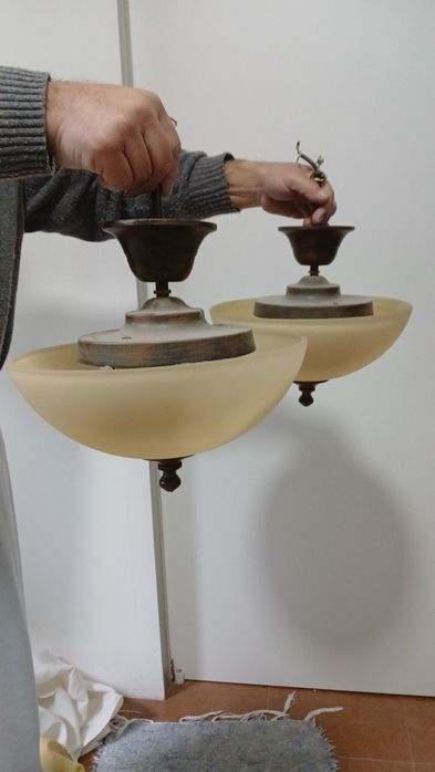 Vários candeeiros teto, 1 de pé, carrinho arrumações e 4 quadros