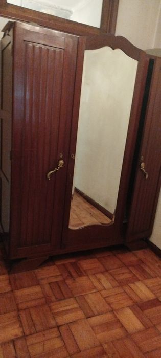 Guarda-Roupa Antigo em Madeira Maciça – 3 Portas com Espelho