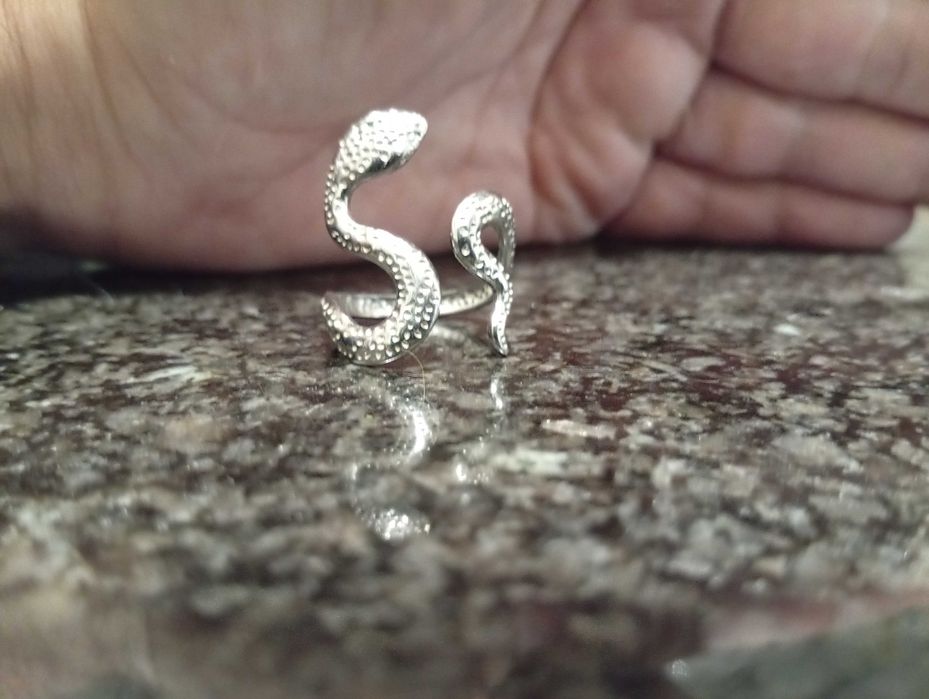 Anel formato serpente
