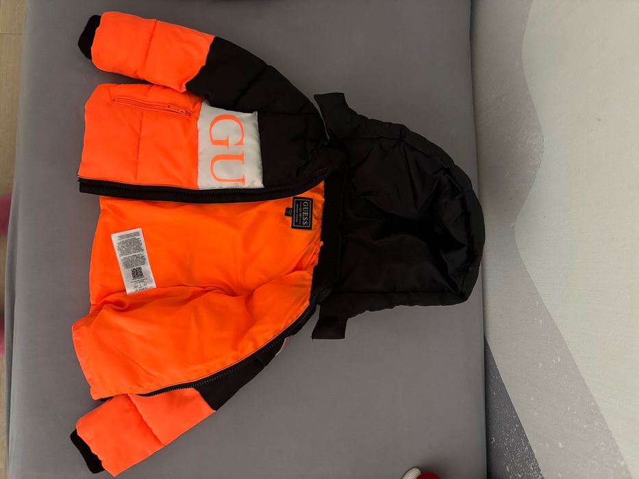 Kurtka dziecięca  Guess rozmiar 3 zimowa