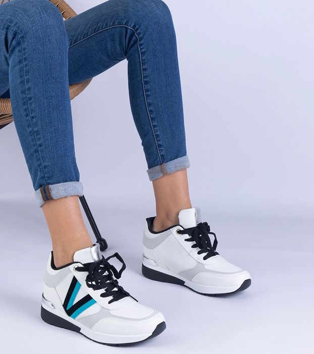 Białe sneakersy damskie na ukrytym koturnie Ninella