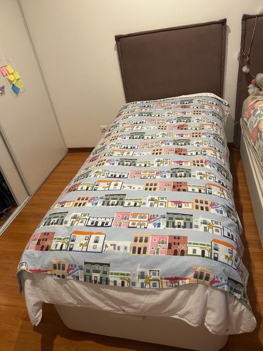 Cama de solteiro confortável