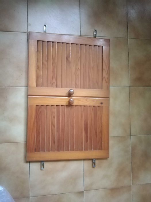 Duas pequenas portas de madeira