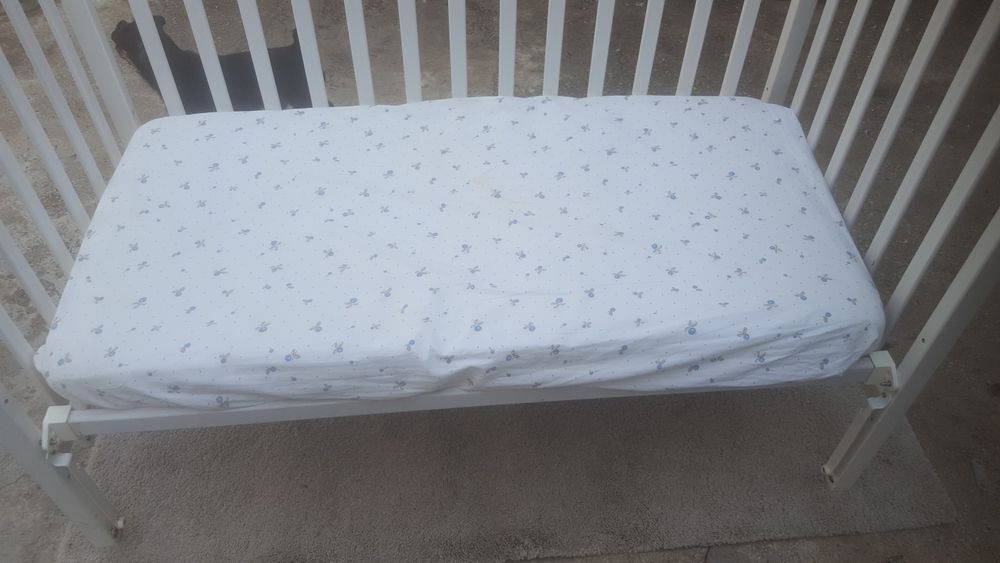 Cama  para  bebês  em madeira
