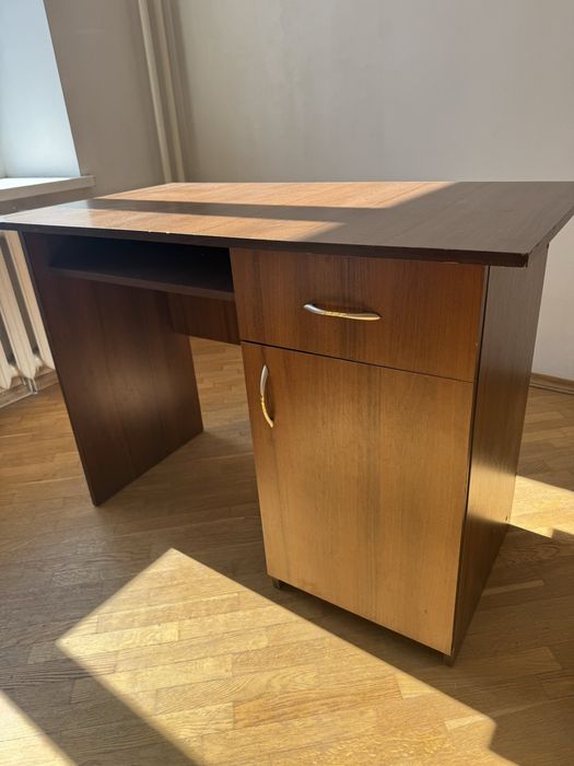 Письменный стол в хорошем состоянии