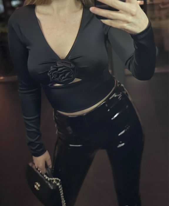 Черная бежевая блузка с цветком размер s