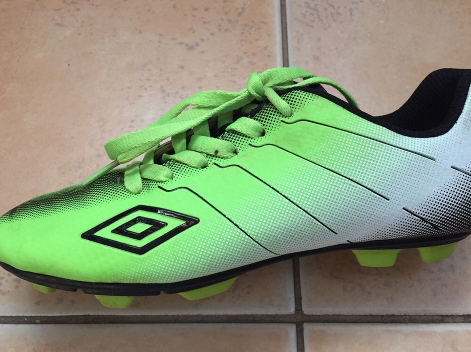 Chuteiras Umbro como novas número 37.