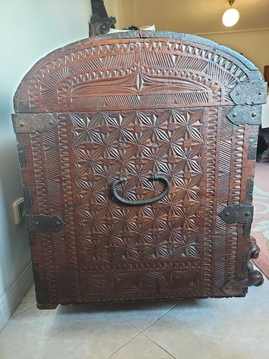 Arca abaulada antiga em madeira