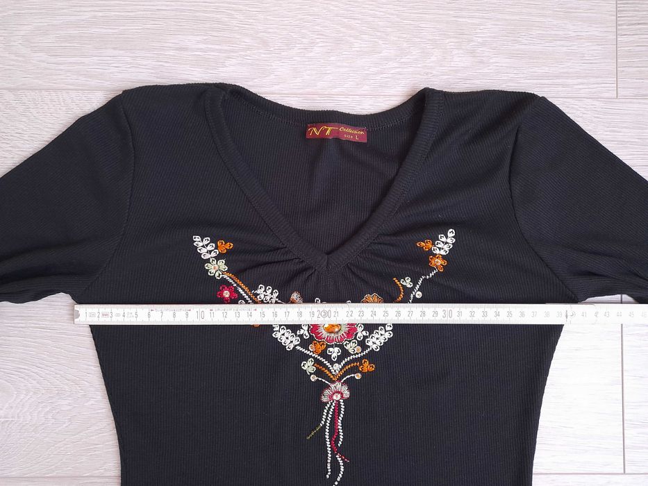Czarny sweter damski wzór folk kwiaty haft bawełna pachy obwód 81 cm