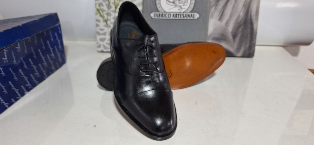 Calçado Homem  em pele e couro ,interior em pele.