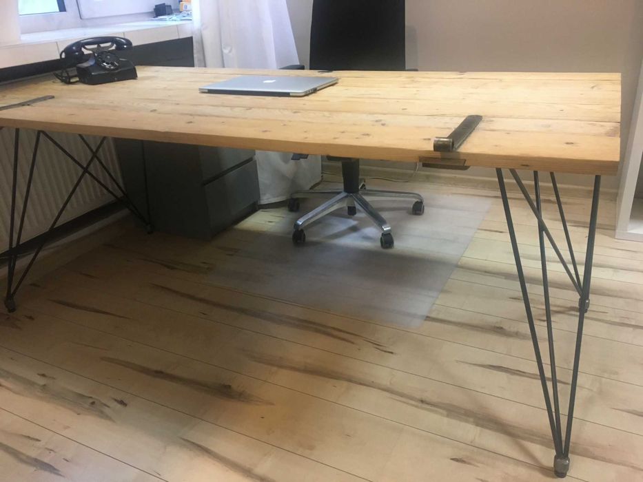 duży stół/biurko z drewnianych drzwi z okuciami