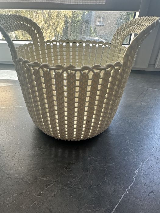 Biały, plastikowy koszyk