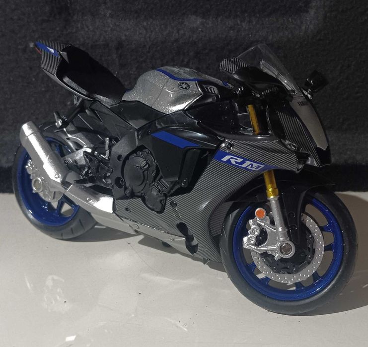 Yamaha r1M carbon