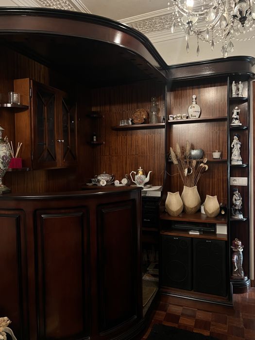 Bar de sala de madeira