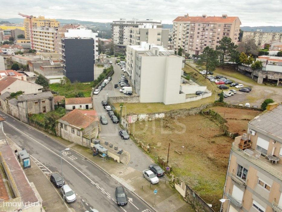 Apartamento T0, com varanda, na Rua Costa Cabral, Porto