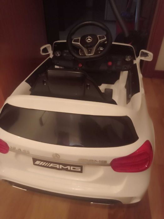 Carro infantil Mercedes AMG com bateria e comando