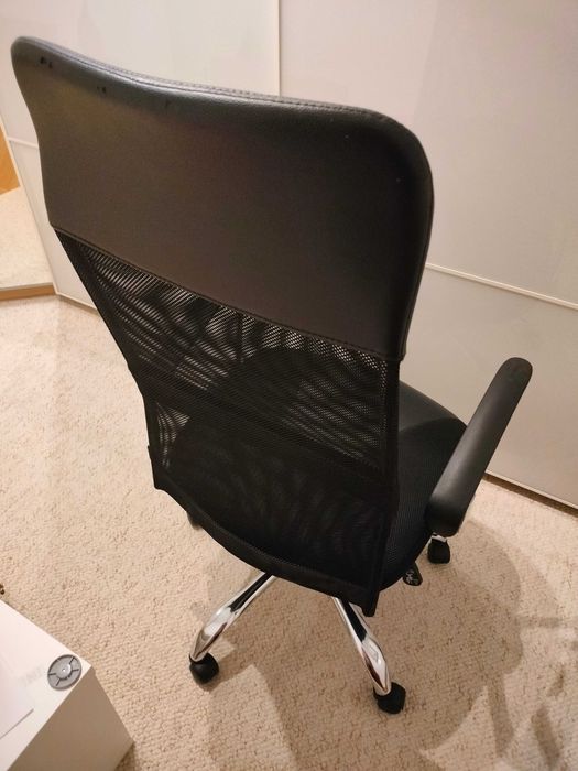 Fotel biurowy czarny,bardzo wygodny.