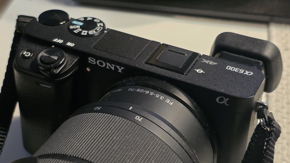 Sony a 6300. Super stan, znikomy  przebieg migawki. 2 obiektywy