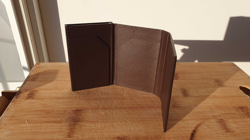 Ögon Cascade Wallet – Dark Brown, Elegante e Prática