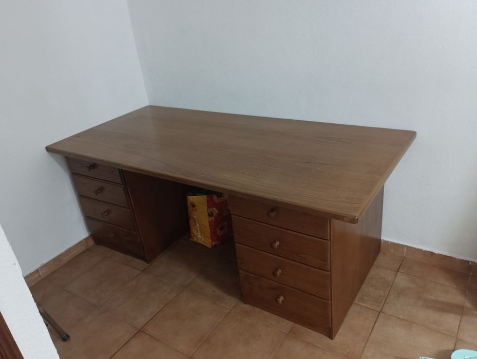 Secretaria em castanho com 8 gavetas