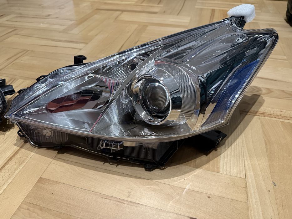Lampa Toyota Prius plus V 2012 do 2016 przod europa