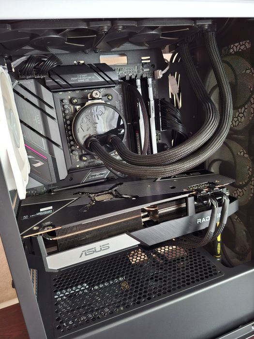 Комп'ютер  - підходить як для ігор, так і для роботи.