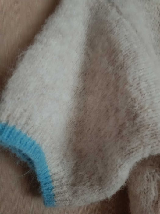 Nowy piękny  mięciutki Sweterek