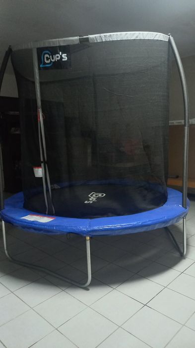 Trampolim da Cup's com rede de proteção