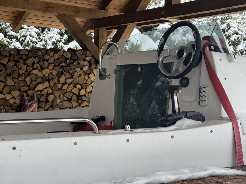 Łódź motorowa z silnikiem 40 KM EFI i przyczepą