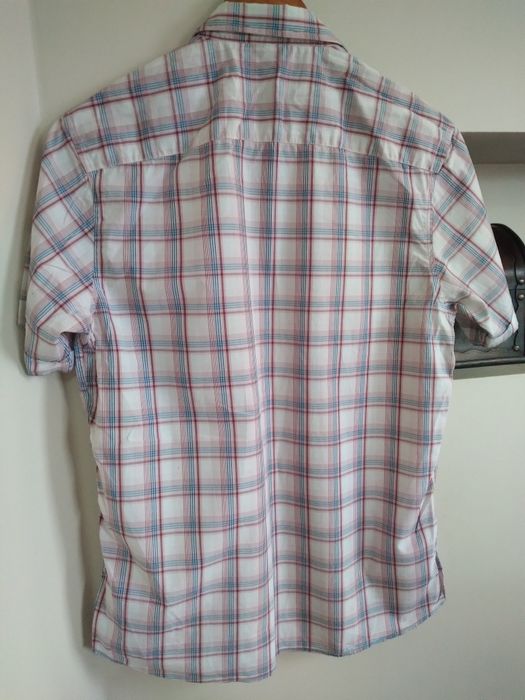 Koszula z krótkim rękawem.