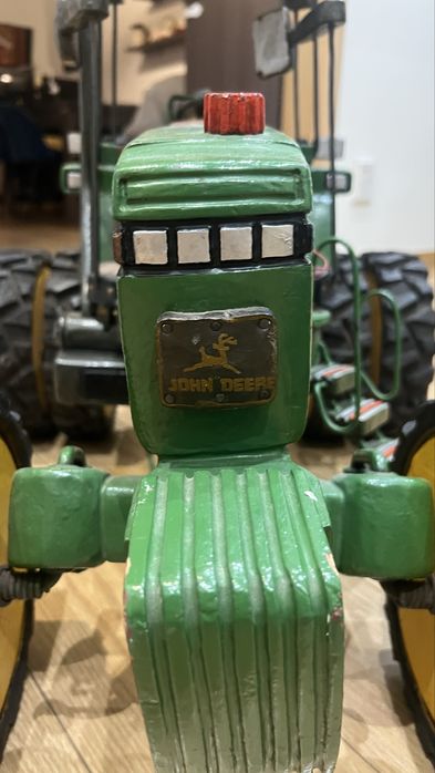 Trator em madeira massiça