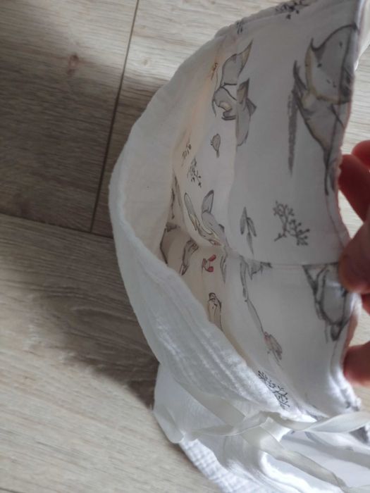 Muślinowy organizer do łóżeczka