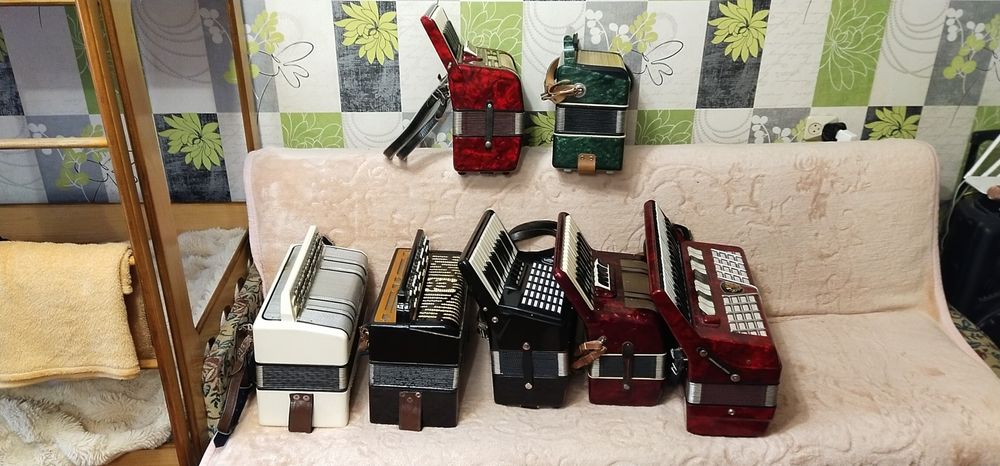 Повний 4/4 акордеон Royal Standard Montana 11+4.