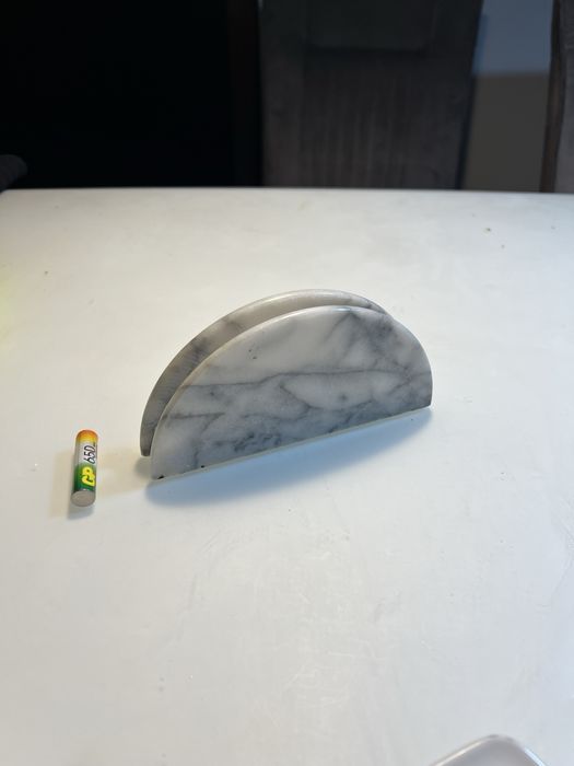 Serwetnik z białego marmuru prl