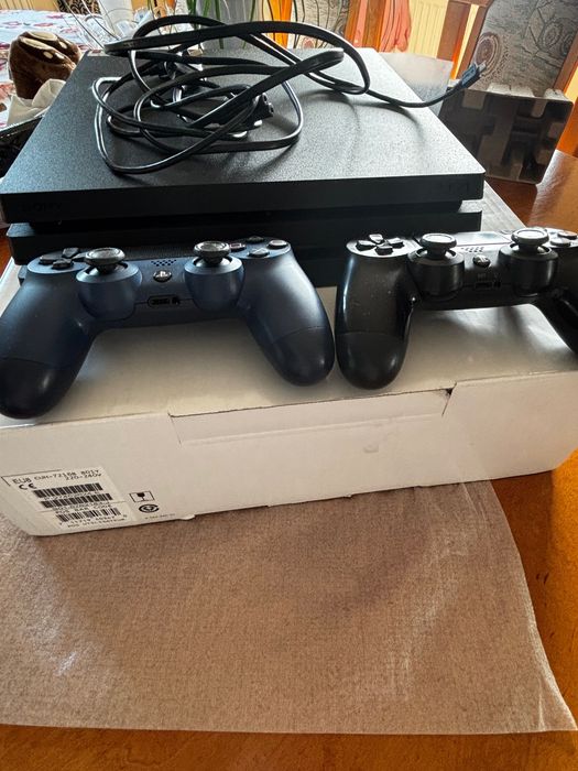 Konsola PS4 pro 1 Tb + 2 pady