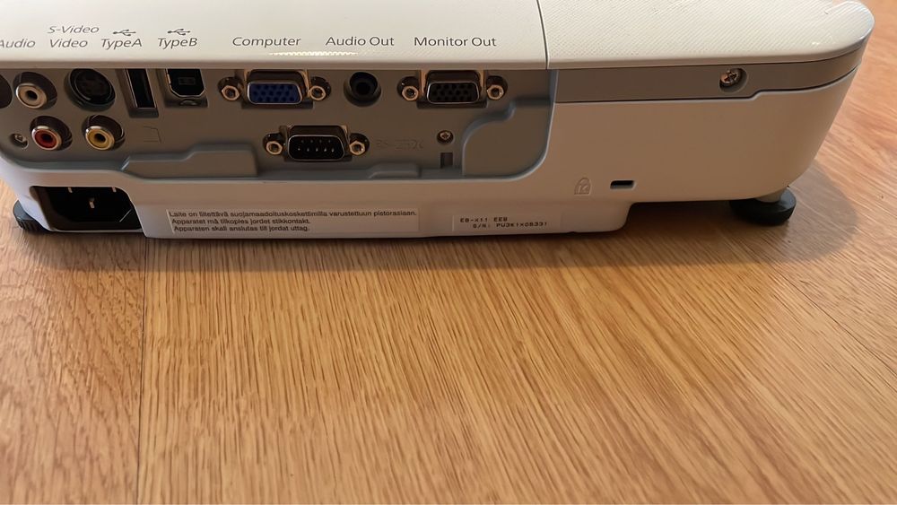 Vendo projector  semi -novo da marca Epson , modelo : EB-x11