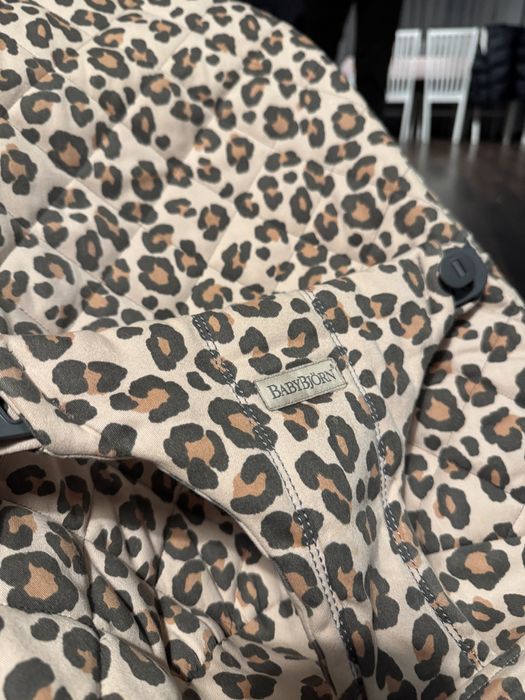 Leżaczek bujaczek BabyBjörn stan idealny Leopard