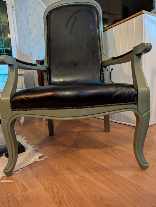 Cadeirão todo em pele, antigo e restaurado