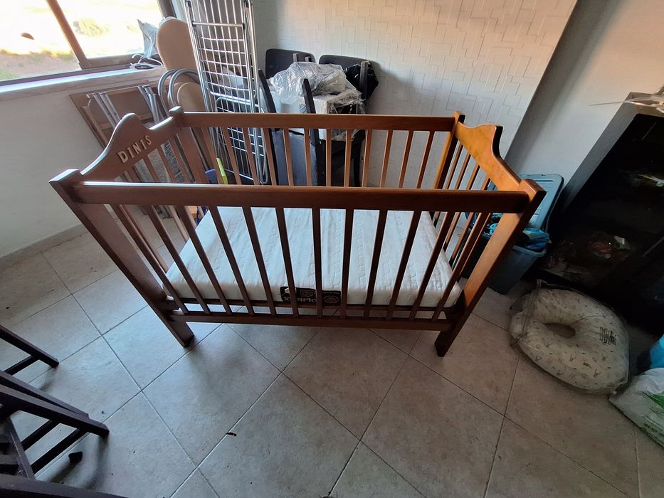 Cama de bebé em madeira