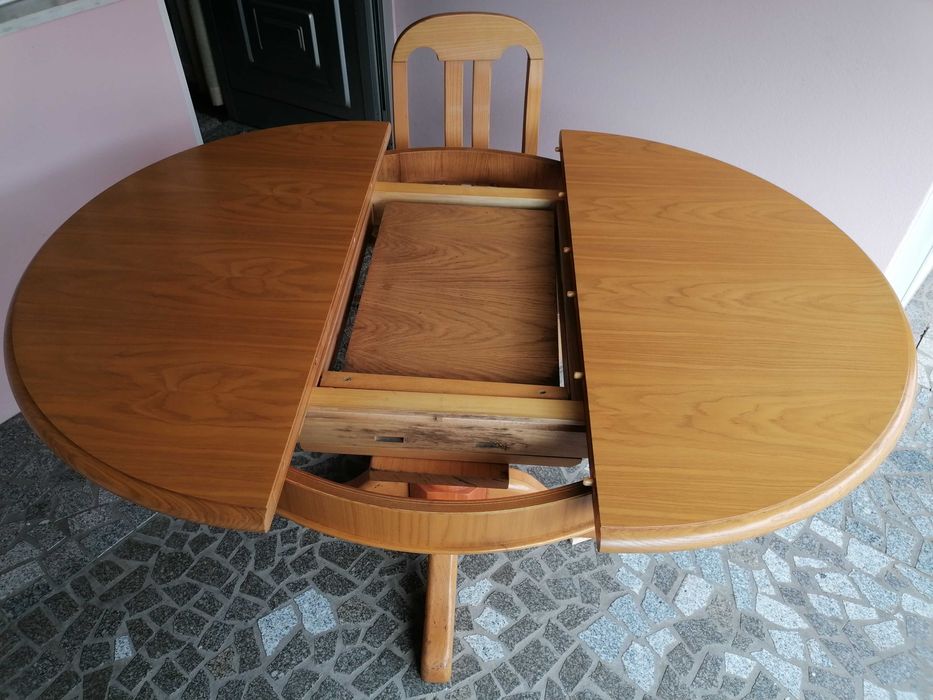 Mesa extensível com 4 cadeiras