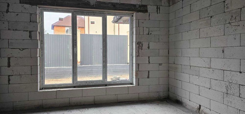 Просторий сучасний будинок з терасою біля лісу та озера.Газ