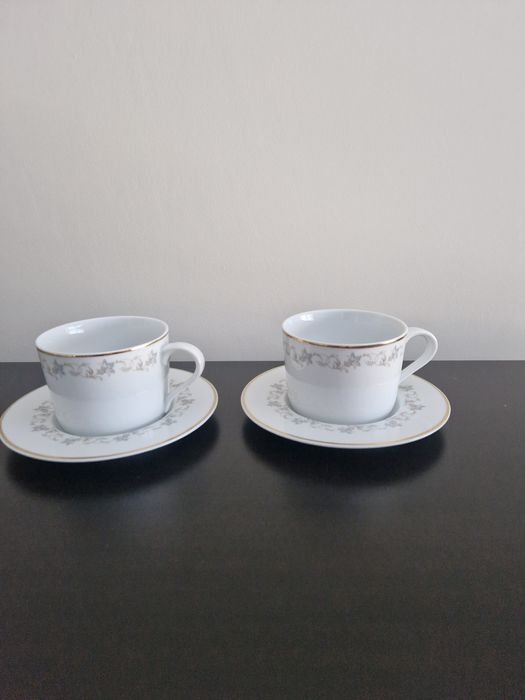 Chávenas de chá e respetivos pires, em porcelana SPAL