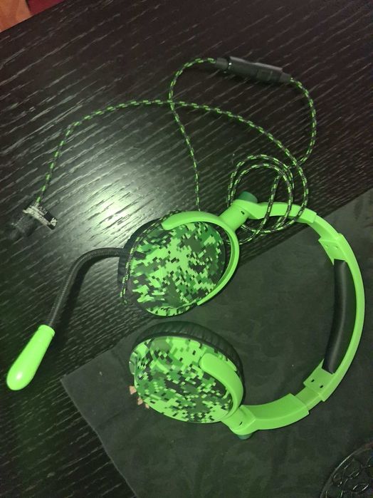 Headset gaming verde e preto